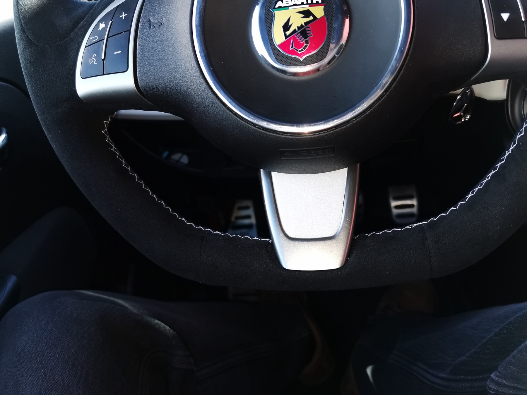 Fiat Abarth Alcantara Lenkrad beziehen Schweiz mit weisser Naht und originalem Airbag