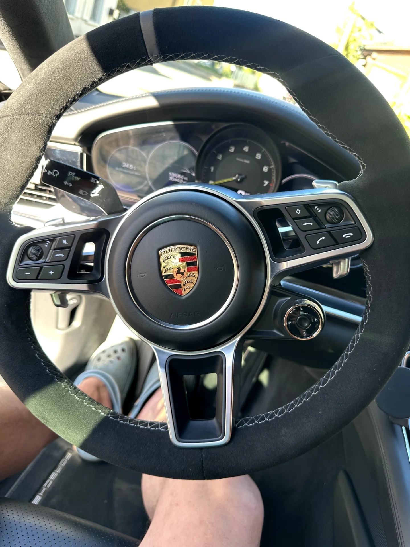 Porsche Original-Lenkrad mit Alcantara Multilayer und silbergrauer Naht, echte Arbeit von AMMARO